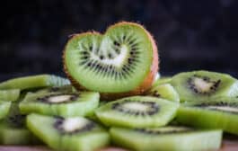 Best Methods for Easily Peel and Cut a Kiwi